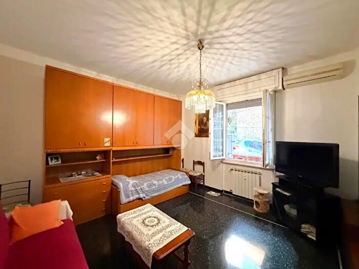 Appartamento trilocale in vendita in Via Capri, Genova