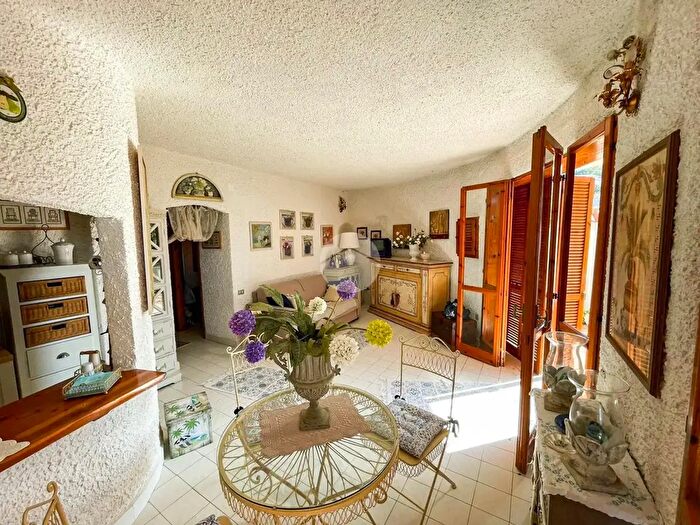 Casa trilocale in vendita in Via Paradiso, Falconara Albanese