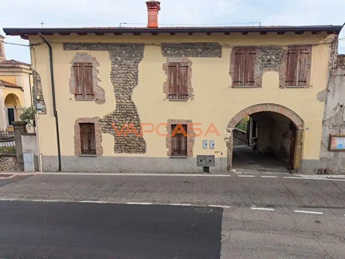 Casa con 8 locali in vendita in Via Umberto I, Palosco