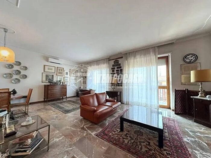 Appartamento con 5 locali in vendita in Via Filadelfia a, Torino