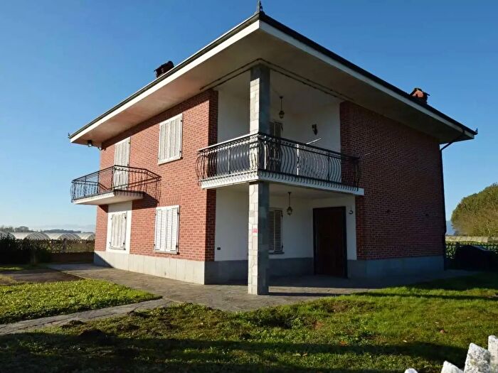 Appartamento con 8 locali in vendita in Via Angiale, Vigone