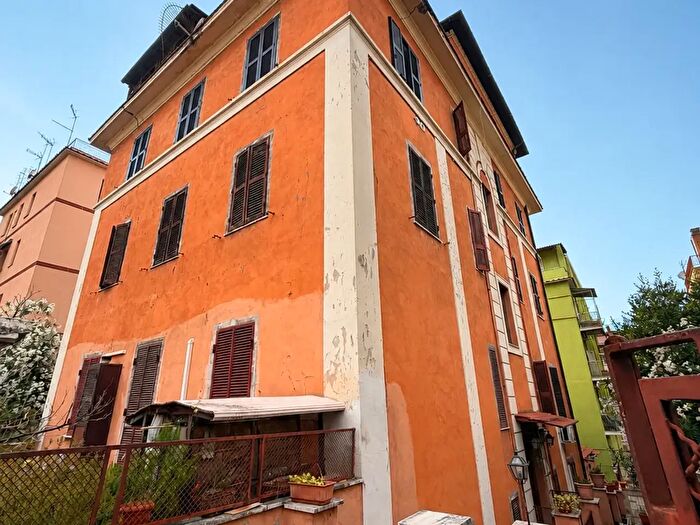 Appartamento trilocale in vendita in Via Prospero Santacroce, Roma