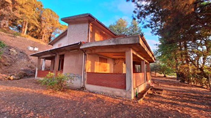Casa con 5 locali in vendita in Contrada Letto Santo, Santo Stefano Di Camastra