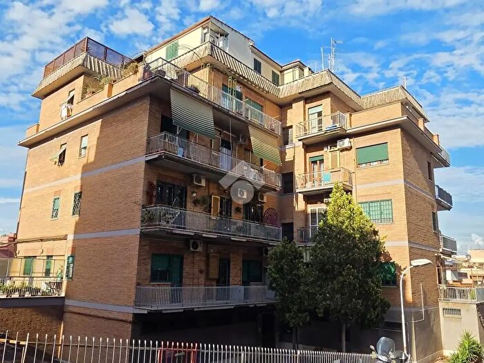 Appartamento trilocale in vendita in Via delle Arniche, Roma
