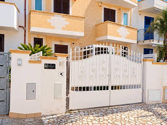 Casa quadrilocale in vendita in Via Alberico da Barbiano, Torre San Giovanni, Ugento