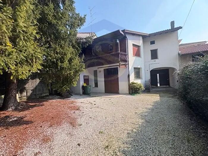Casa con 13 locali in vendita in Fontanafredda