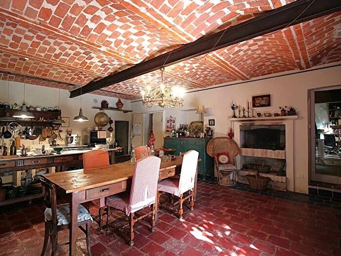 Casa con 8 locali in vendita in Cherasco