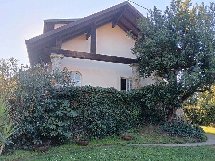 Casa quadrilocale in vendita in Massa