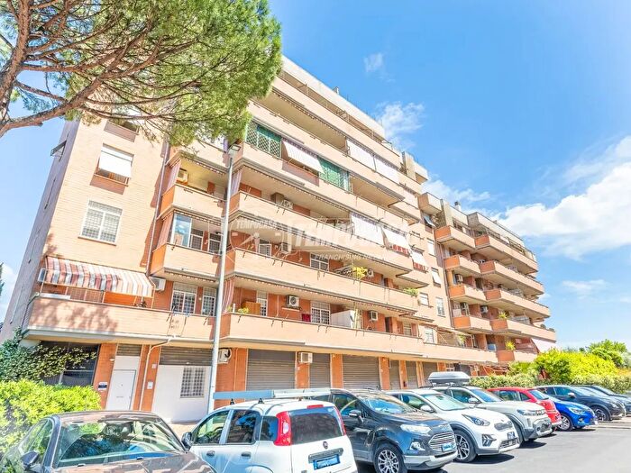 Appartamento trilocale in vendita in Via delle Rupicole, Roma