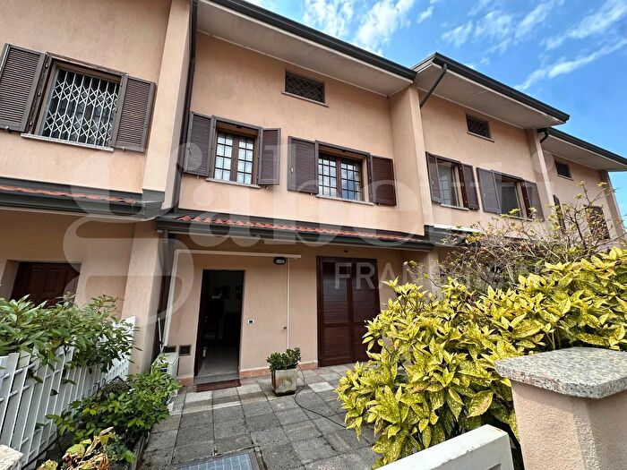 Casa con 8 locali in vendita in Via Fratelli Cairoli, Novate Milanese