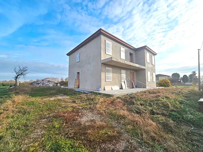 Casa con 5 locali in vendita in Fosso