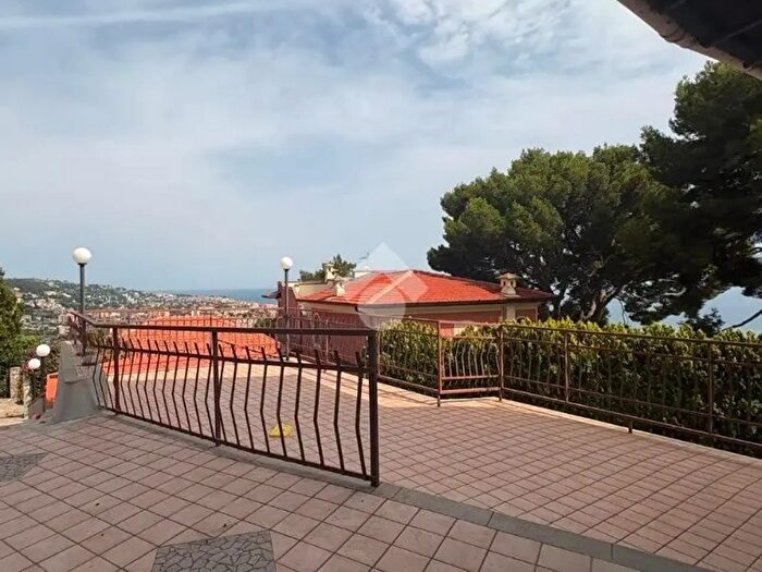 Appartamento trilocale in vendita in Via Collasgarba, Ventimiglia
