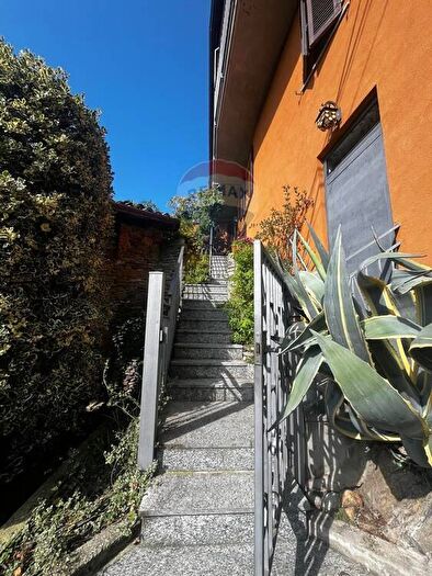 Casa con 5 locali in vendita in Montegrino Valtravaglia