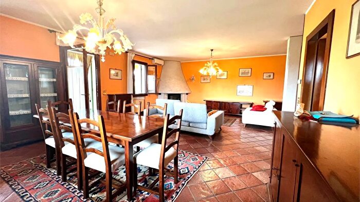 Casa con 10 locali in vendita in Moriago della Battaglia Mosnigo Via Roma, Montebelluna