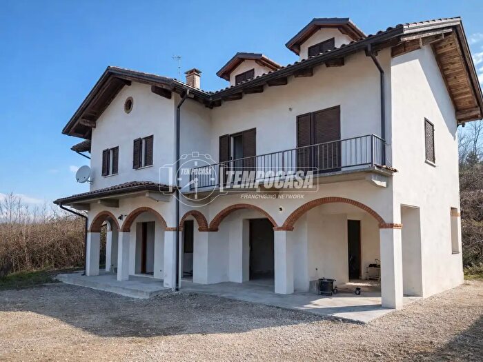 Casa con 12 locali in vendita in Prascorsano