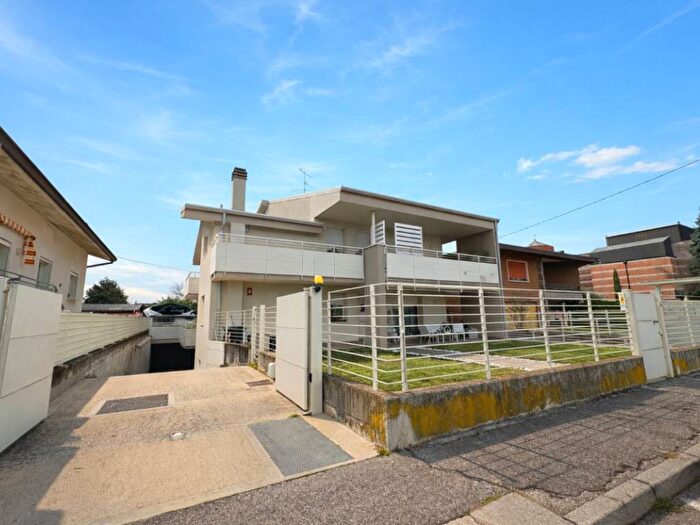 Appartamento quadrilocale in affitto in Via Salvo Dacquisto, Centro, San Giovanni Lupatoto