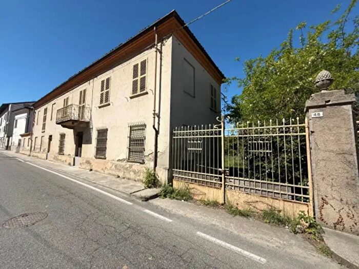 Casa con 6 locali in vendita in Via Cavalier Luigi Bosca, Canelli
