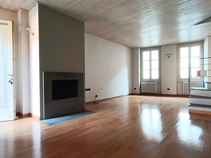 Appartamento trilocale in vendita in Piazza Garibaldi, Imbersago