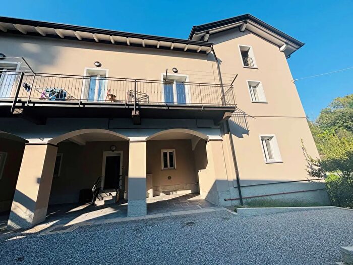 Appartamento trilocale in vendita in Via dei Mulini, Como