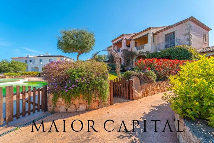 Appartamento con 7 locali in vendita in Via del Giglio Snc, Olbia