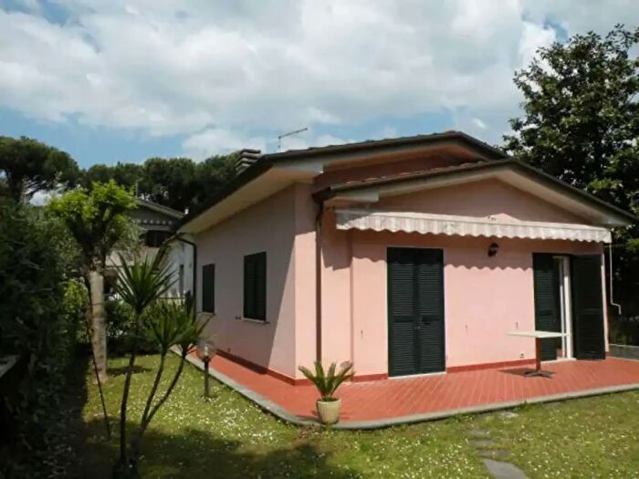 Casa quadrilocale in vendita in Via Volta, Forte Dei Marmi