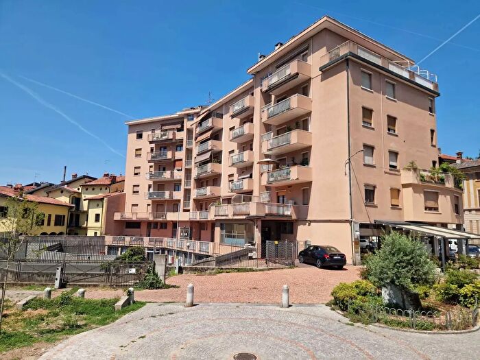 Appartamento trilocale in vendita in Piazza XXVI Maggio, Varese