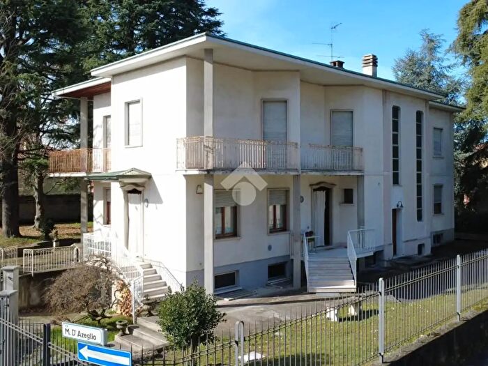 Appartamento con 5 locali in vendita in Via dAzeglio Massimo, Carate Brianza