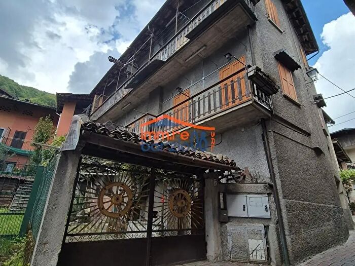 Casa con 15 locali in vendita in Primaluna