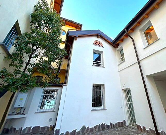 Casa quadrilocale in vendita in Via della Madonna Vimercate, Vimercate