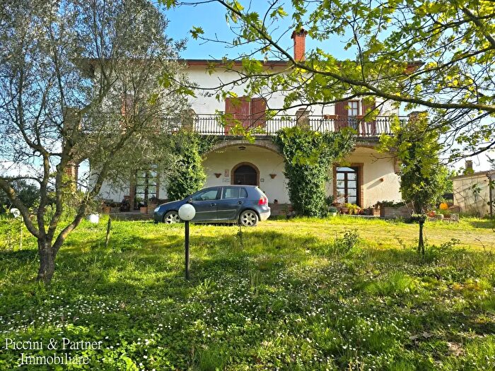 Casa con 9 locali in vendita in Via Paganico, Castiglione Del Lago
