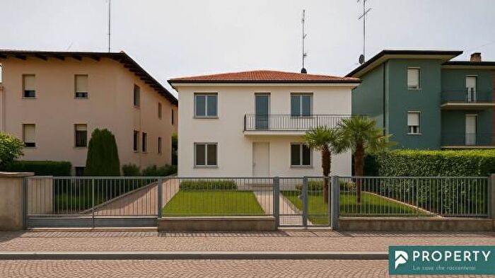 Casa con 6 locali in vendita in Via San Bernardino Realino, Carpi