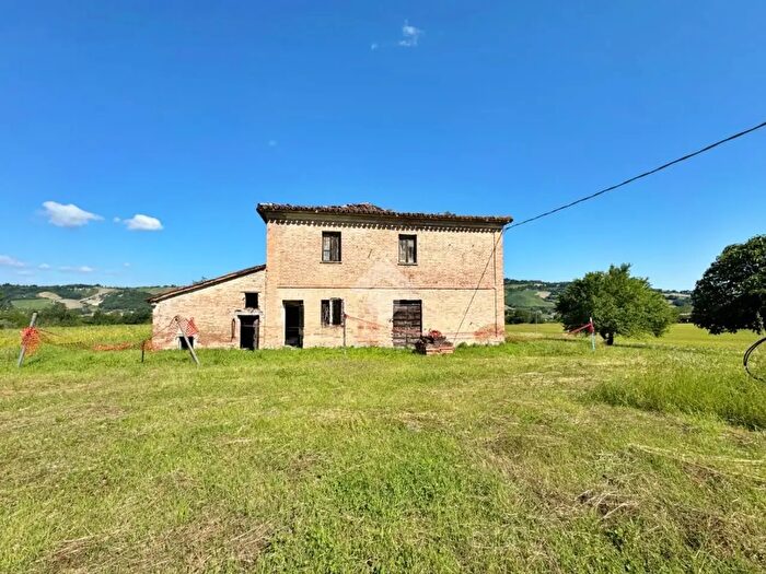 Casa con 7 locali in vendita in Via Pontevecchio, Vallefoglia