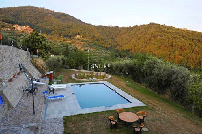 Casa con 6 locali in vendita in Via Dante Alighieri, Reggello