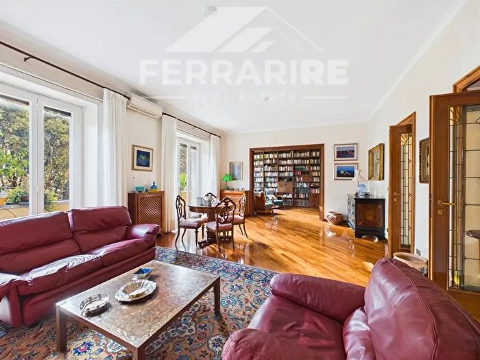 Appartamento con 6 locali in vendita in Via Monte Santo, Roma