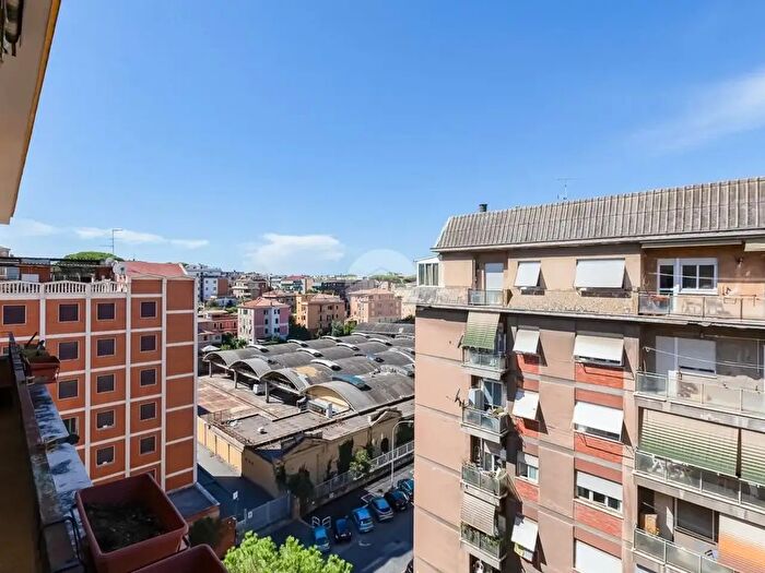 Appartamento trilocale in vendita in Via Alessandro Severo, Roma