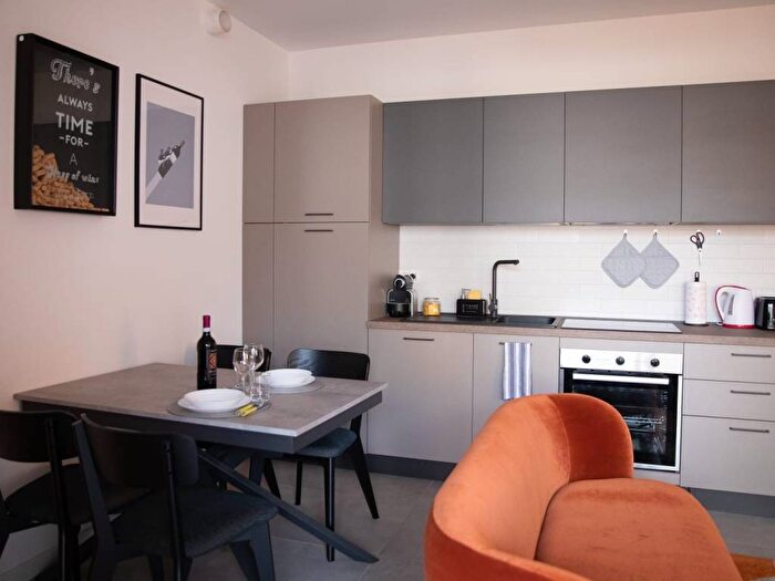Appartamento trilocale in affitto in Via Ermenegildo Cantoni, Certosa, Milano