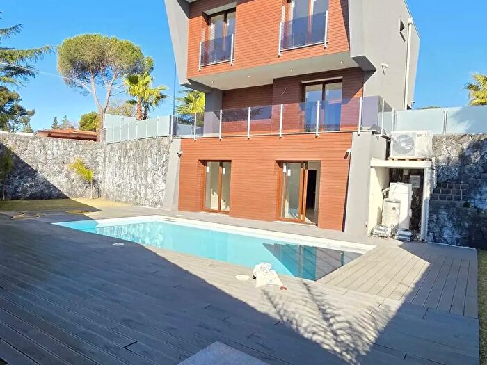 Casa con 7 locali in vendita in Pedara