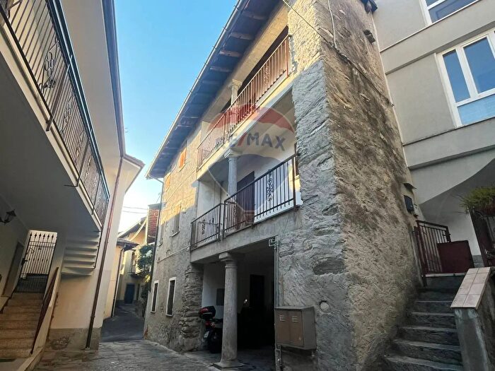 Appartamento con 9 locali in vendita in Via Garibaldi, Duno