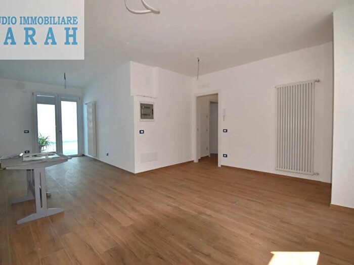 Appartamento trilocale in vendita in Via Nazario Sauro, Viareggio