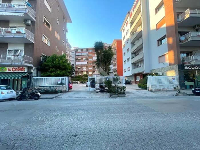 Appartamento con 6 locali in vendita in Via Alessandro Manzoni, Napoli