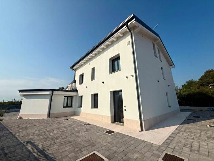 Casa con 6 locali in vendita in Strada Bresciana d, Verona