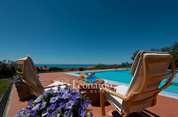 Casa con 15 locali in vendita in Mommio Castello, Massarosa