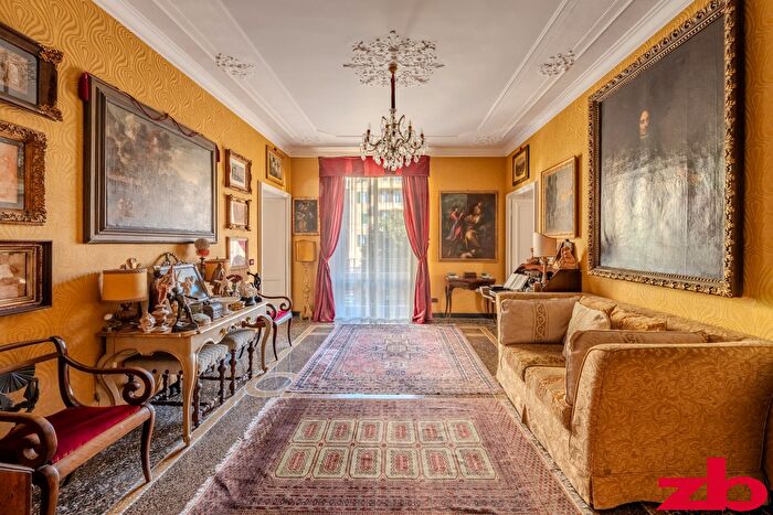 Appartamento con 9 locali in vendita in Via Giovan Battista Lanata, Genova