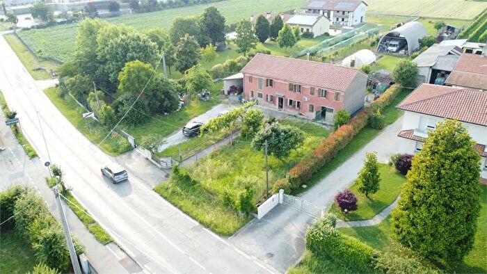 Casa quadrilocale in vendita in Trevignano Via Ugo Foscolo, Montebelluna
