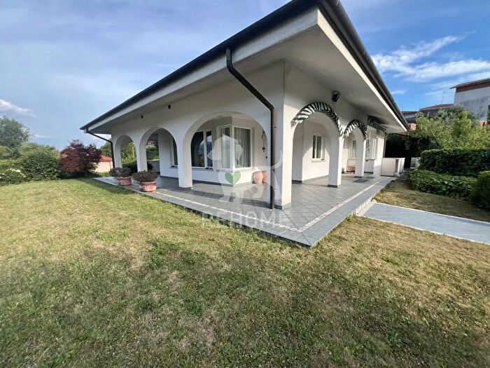 Casa con 7 locali in vendita in Via Cevedal, Buja