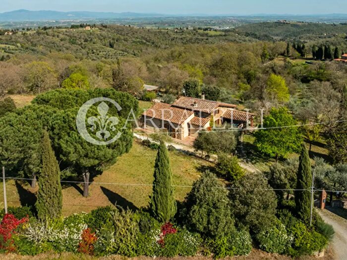 Casa con 6 locali in vendita in Via Farnetella, Sinalunga