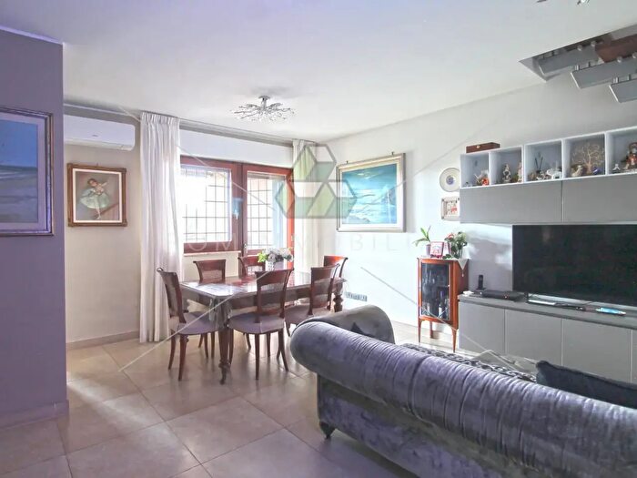 Appartamento con 6 locali in vendita in Via Passo del Turchino, Roma