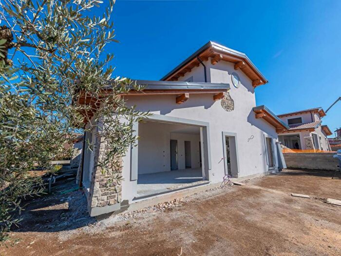 Casa quadrilocale in affitto in Via Borghesiana, Borghesiana, Roma