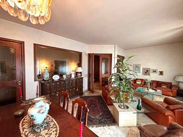 Appartamento con 6 locali in vendita in Via Nostra Signora degli Angeli, Savona