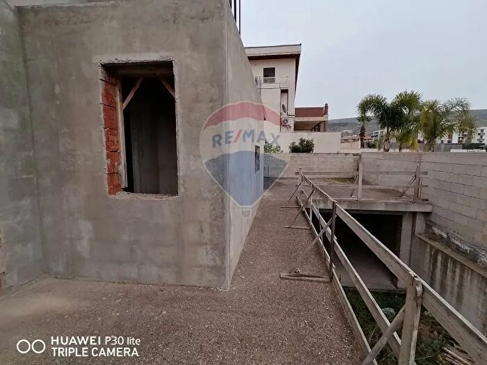 Casa con 20 locali in vendita in Comiso